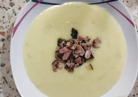 Bramborovo-cibulový krém se slaninou