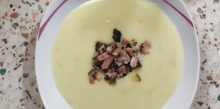 Bramborovo-cibulový krém se slaninou