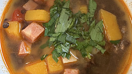 Čočková  polévka s párkem Čočková  polévka s párkem