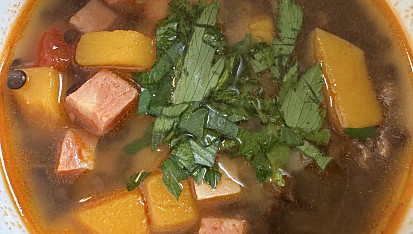 Čočková  polévka s párkem