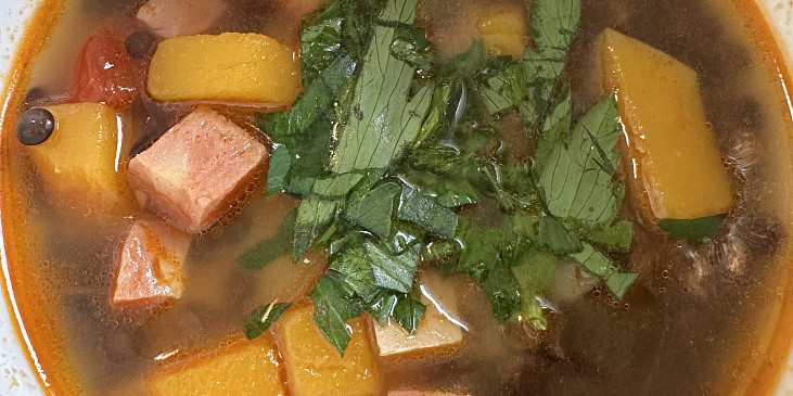 Čočková  polévka s párkem