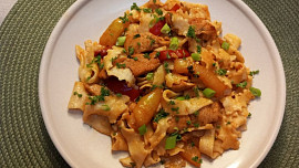 Domácí nudle s krůtím masem a paprikami