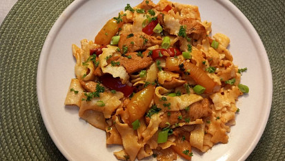 Domácí nudle s krůtím masem a paprikami