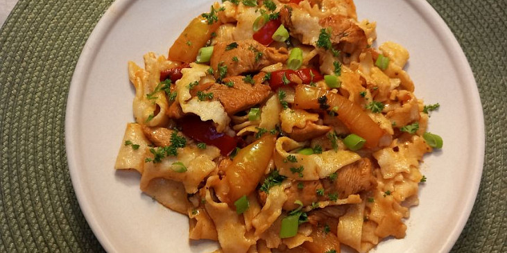Domácí nudle s krůtím masem a paprikami