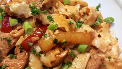 Domácí nudle s krůtím masem a paprikami