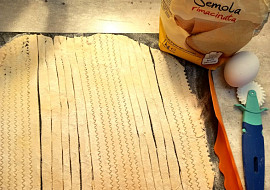 Domácí nudle s krůtím masem a paprikami