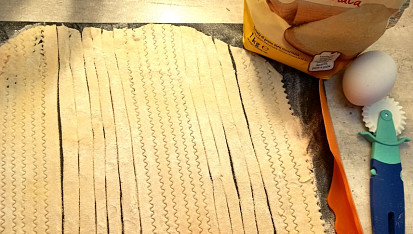 Domácí nudle s krůtím masem a paprikami