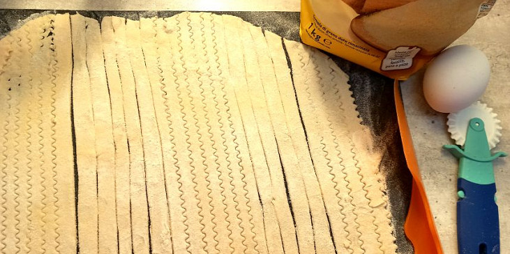 Domácí nudle s krůtím masem a paprikami