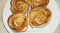 Jablkové růžičky v listovém těstě Jablkové růžičky v listovém těstě