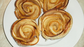 Jablkové růžičky v listovém těstě Jablkové růžičky v listovém těstě