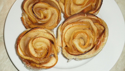 Jablkové růžičky v listovém těstě