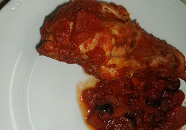 Králík na rajčatech a olivách