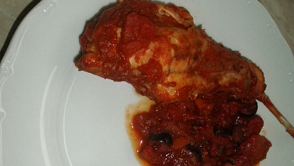 Králík na rajčatech a olivách