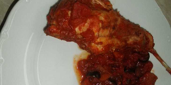 Králík na rajčatech a olivách