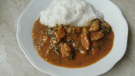 Krůtí prsa s kokosovým mlékem a špenátem Krůtí prsa s kokosovým mlékem a špenátem