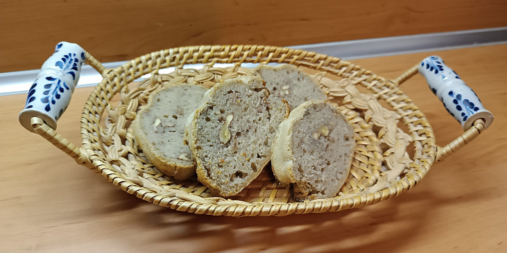 Kvásková tmavá cihla se semínky (Kvásková cihla s ořechy)