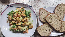 Lehký kuřecí salát s medovo-horčičnou zálivkou Lehký kuřecí salát s medovo-horčičnou zálivkou