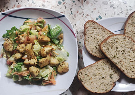 Lehký kuřecí salát s medovo-horčičnou zálivkou