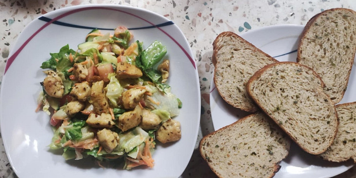 Lehký kuřecí salát s medovo-horčičnou zálivkou