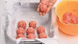 Masové kuličky s hořčičnou omáčkou