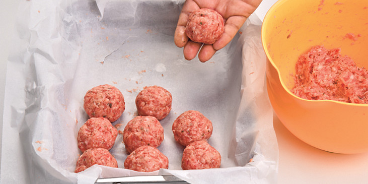 Masové kuličky s hořčičnou omáčkou