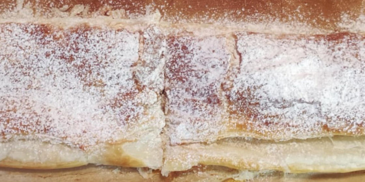 Rychloštrúdl (Už posypaná ale kousek už se musel ochutnat :D)