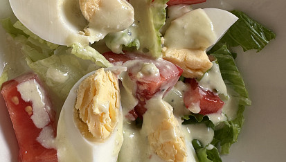 Salát Little Gem (římský) s nivou a vejci