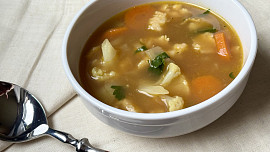 Zeleninová polévka s bylinkovou vaječnou jíškou