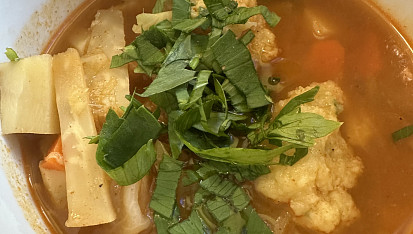 Zeleninová polévka s krupicovými haluškami