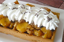 Nahoře banány a ořechy v karamelu