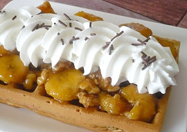 Banánové vafle (Nahoře banány a ořechy v karamelu)