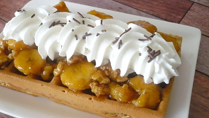 Banánové vafle, Nahoře banány a ořechy v karamelu