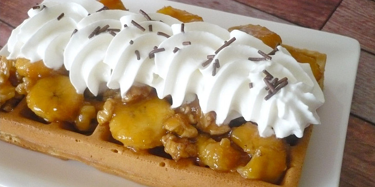 Banánové vafle (Nahoře banány a ořechy v karamelu)