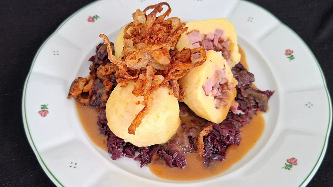 Bramborové knedlíky s uzeným masem, cibulkou a sosíkem Bramborové knedlíky s uzeným masem, cibulkou a sosíkem