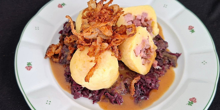 Bramborové knedlíky s uzeným masem, cibulkou a sosíkem