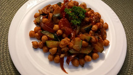 Cizrna s cuketou a rajčaty na cibuli