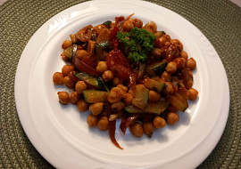 Cizrna s cuketou a rajčaty na cibuli