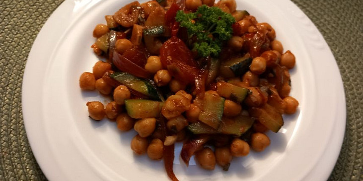 Cizrna s cuketou a rajčaty na cibuli