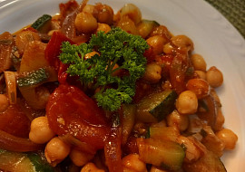 Cizrna s cuketou a rajčaty na cibuli