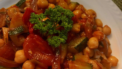 Cizrna s cuketou a rajčaty na cibuli