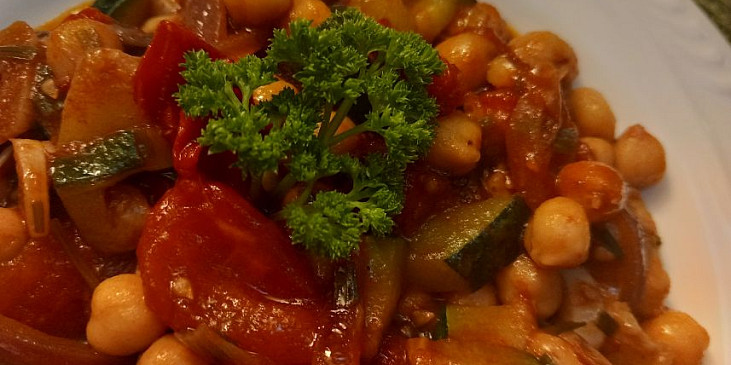 Cizrna s cuketou a rajčaty na cibuli