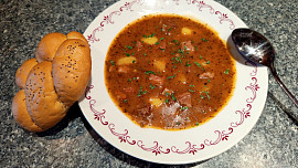 Gulášová polévka
