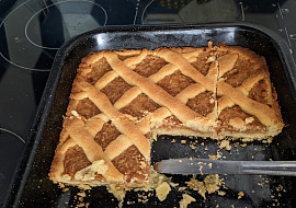 Křehký mřížkový koláč s jablky