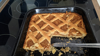 Křehký mřížkový koláč s jablky