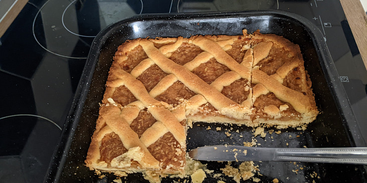 Křehký mřížkový koláč s jablky