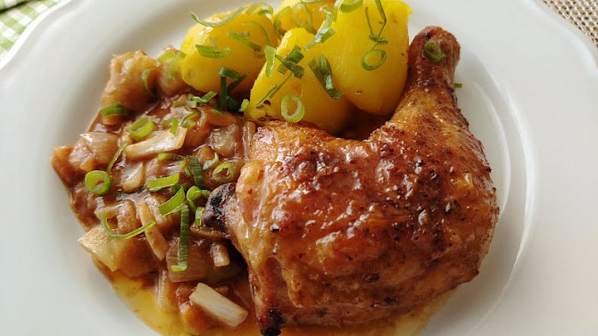 Kuřecí čtvrtky na zelenině z horkovzdušné fritézy Kuřecí čtvrtky na zelenině z horkovzdušné fritézy