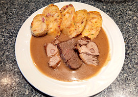 Pečené maso a speciální cibulová omáčka