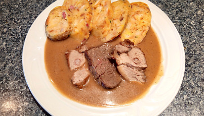 Pečené maso a speciální cibulová omáčka