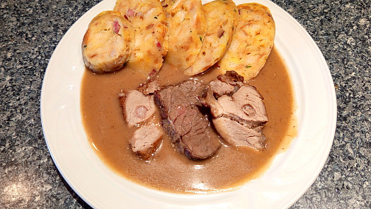 Pečené maso a speciální cibulová omáčka