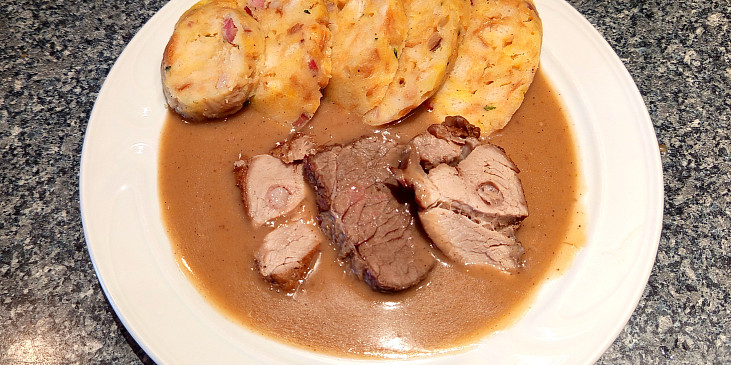 Pečené maso a speciální cibulová omáčka